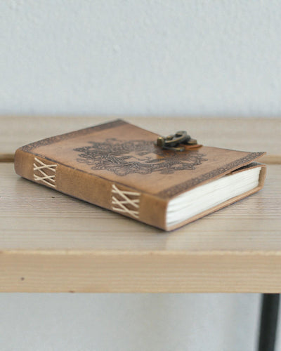 Sylva Spirit – Caderno de Couro Greenman com Fecho Metálico