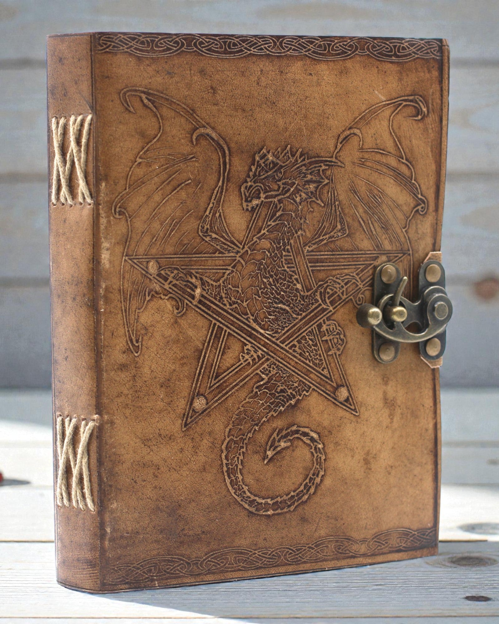 Caderno de Couro Dragão Guardião das Lendas – Gravado à Mão 20 × 15 cm