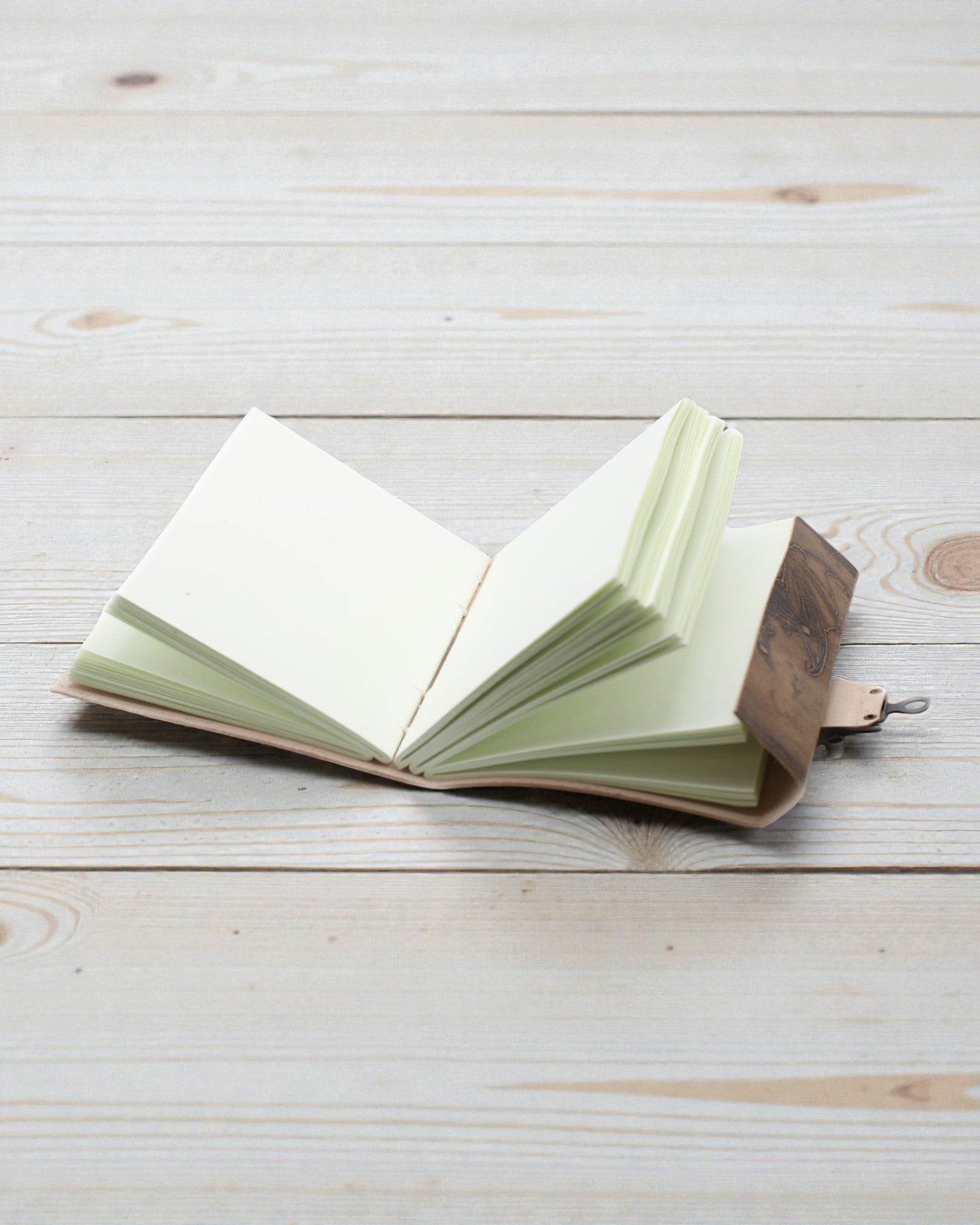 Caderno de Couro Dragão Guardião das Lendas – Gravado à Mão 20 × 15 cm