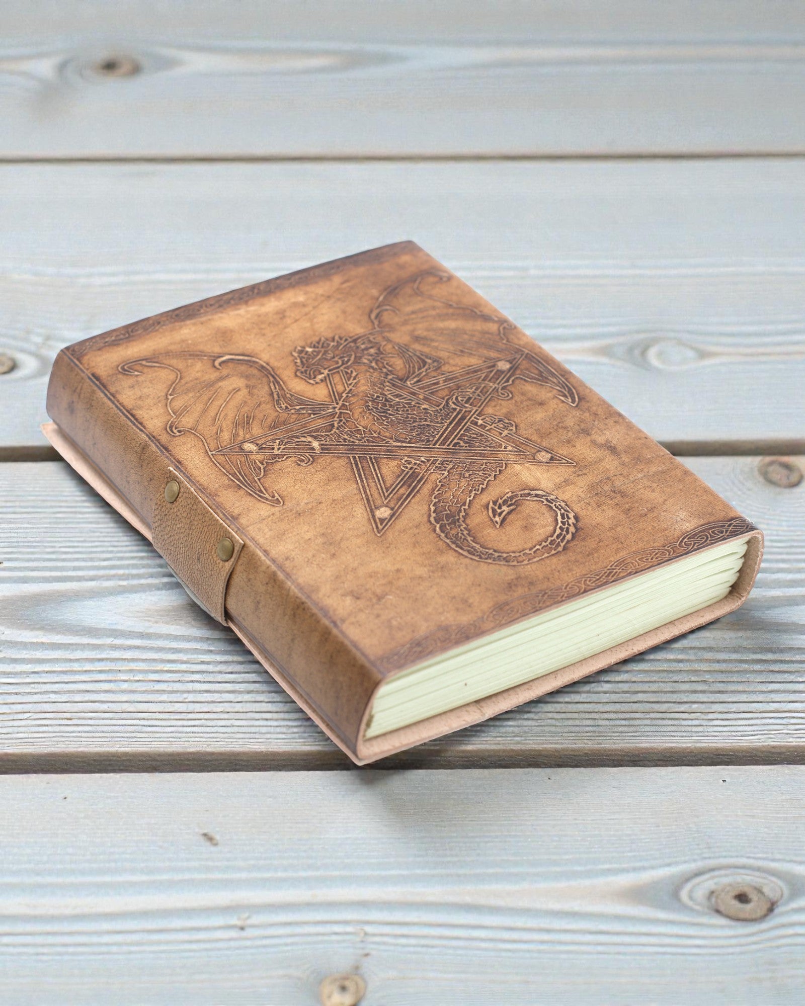 Caderno de Couro Dragão Guardião das Lendas – Gravado à Mão 20 × 15 cm