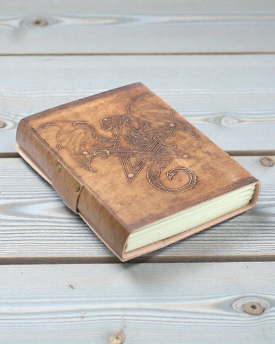 Caderno de Couro Dragão Guardião das Lendas – Gravado à Mão 20 × 15 cm