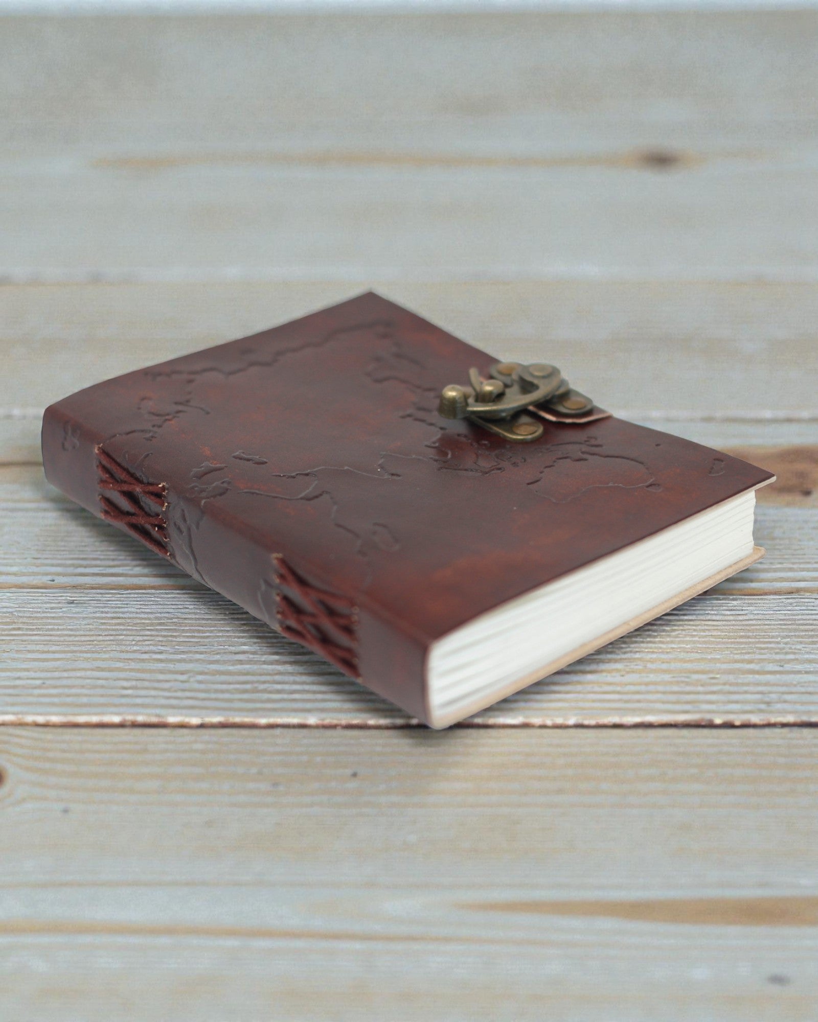 Terra Voyage – Caderno de Notas em Couro com Mapa-Múndi em Relevo