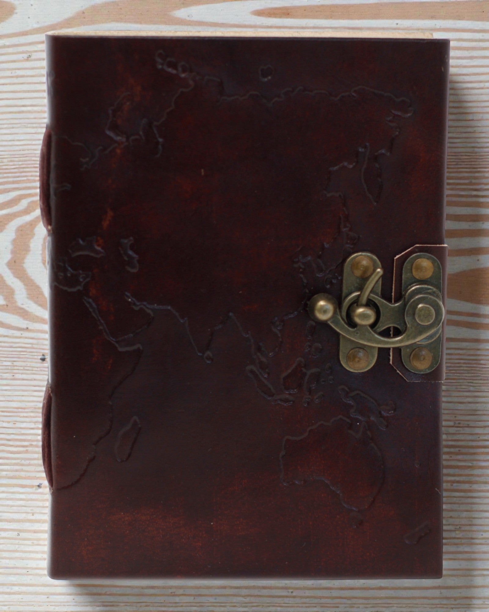 Terra Voyage – Caderno de Notas em Couro com Mapa-Múndi em Relevo