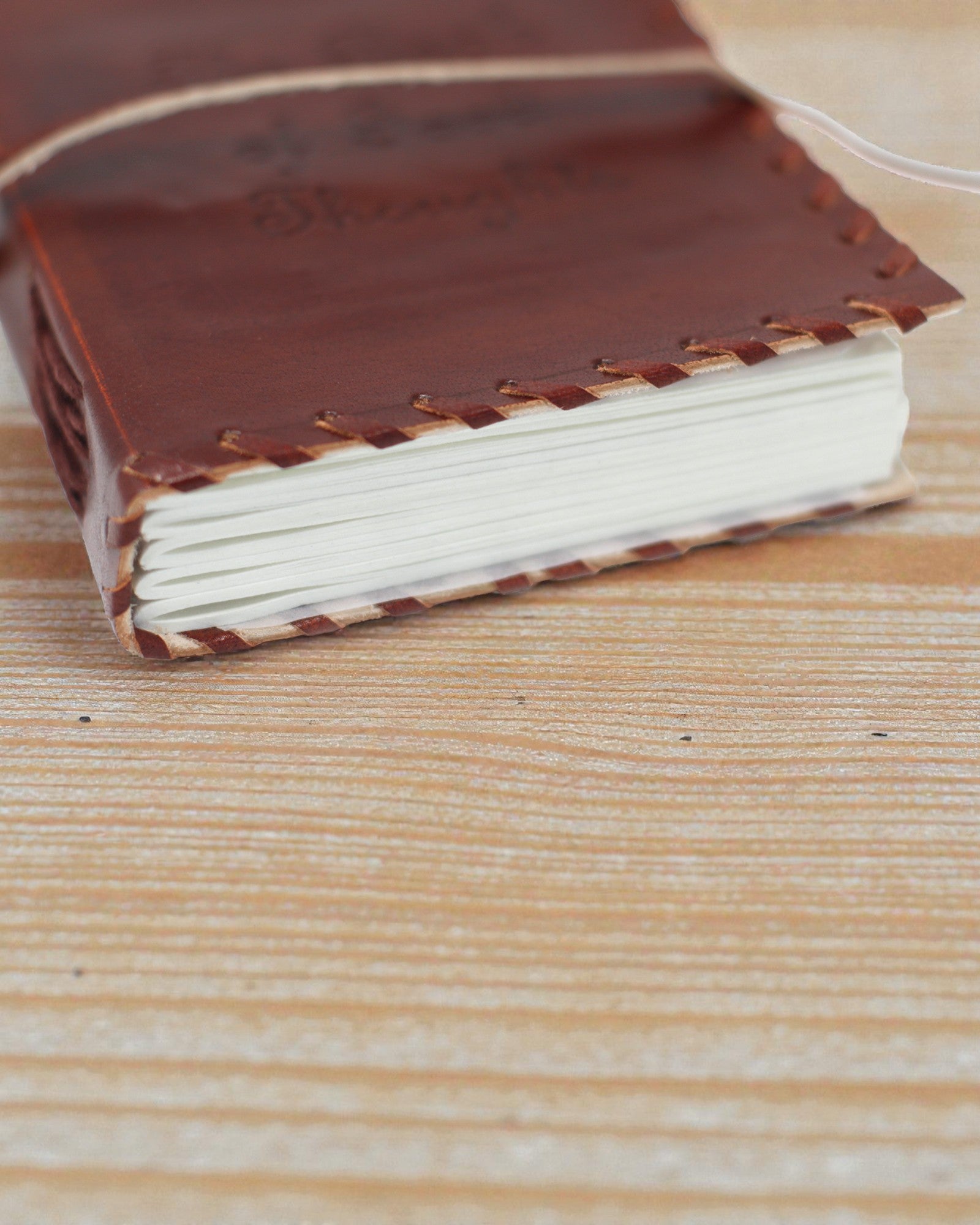 Liber Mentis – Caderno de Notas em Couro Livro de Pensamentos com Correia Envolvente