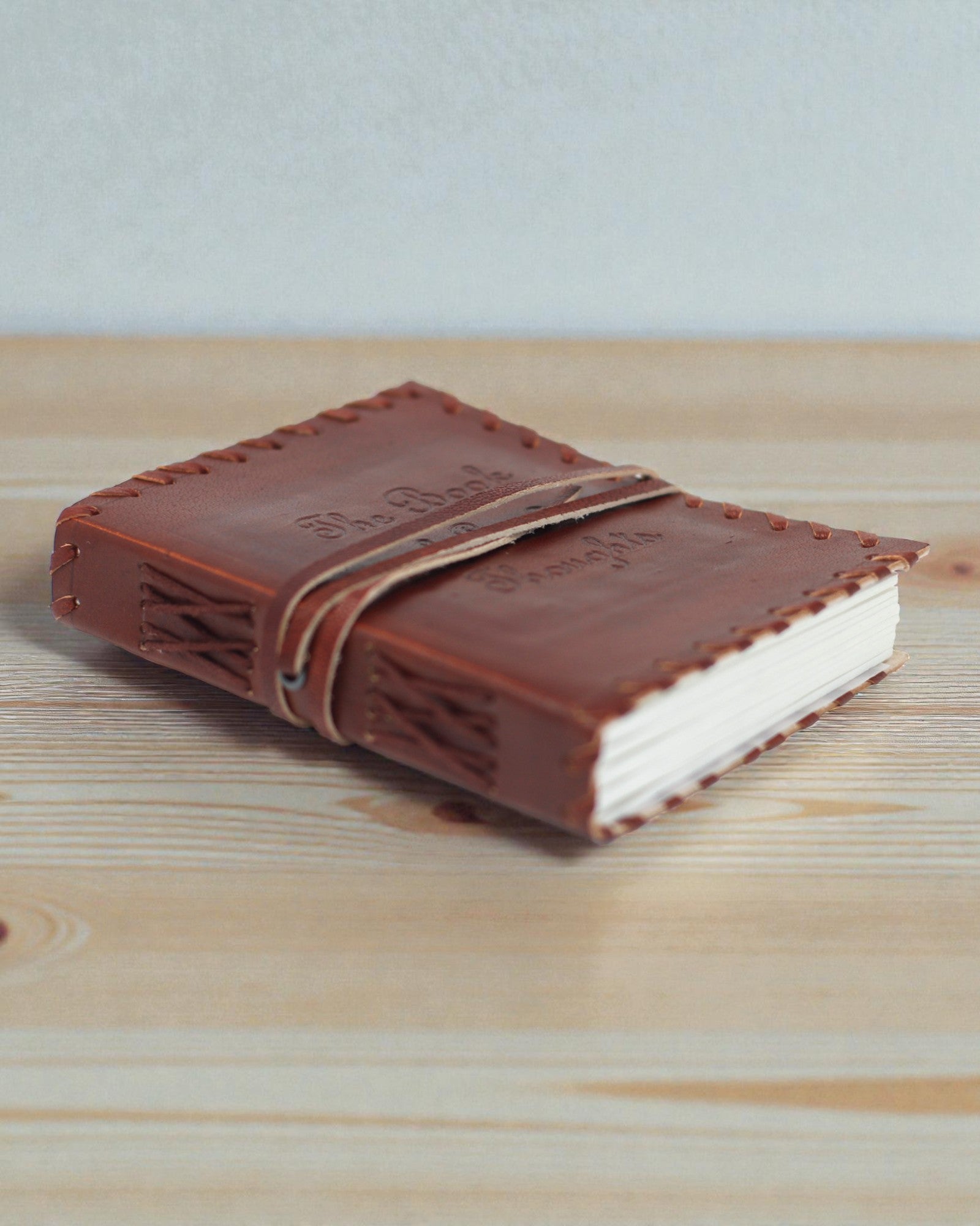 Liber Mentis – Caderno de Notas em Couro Livro de Pensamentos com Correia Envolvente