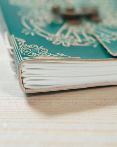 Caderno de notas em couro Green Peace com fecho (18x13 cm)