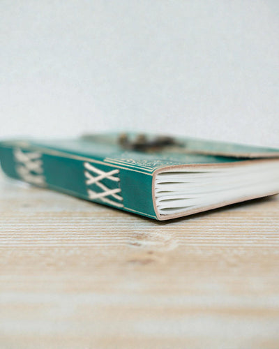 Caderno de notas em couro Green Peace com fecho (18x13 cm)