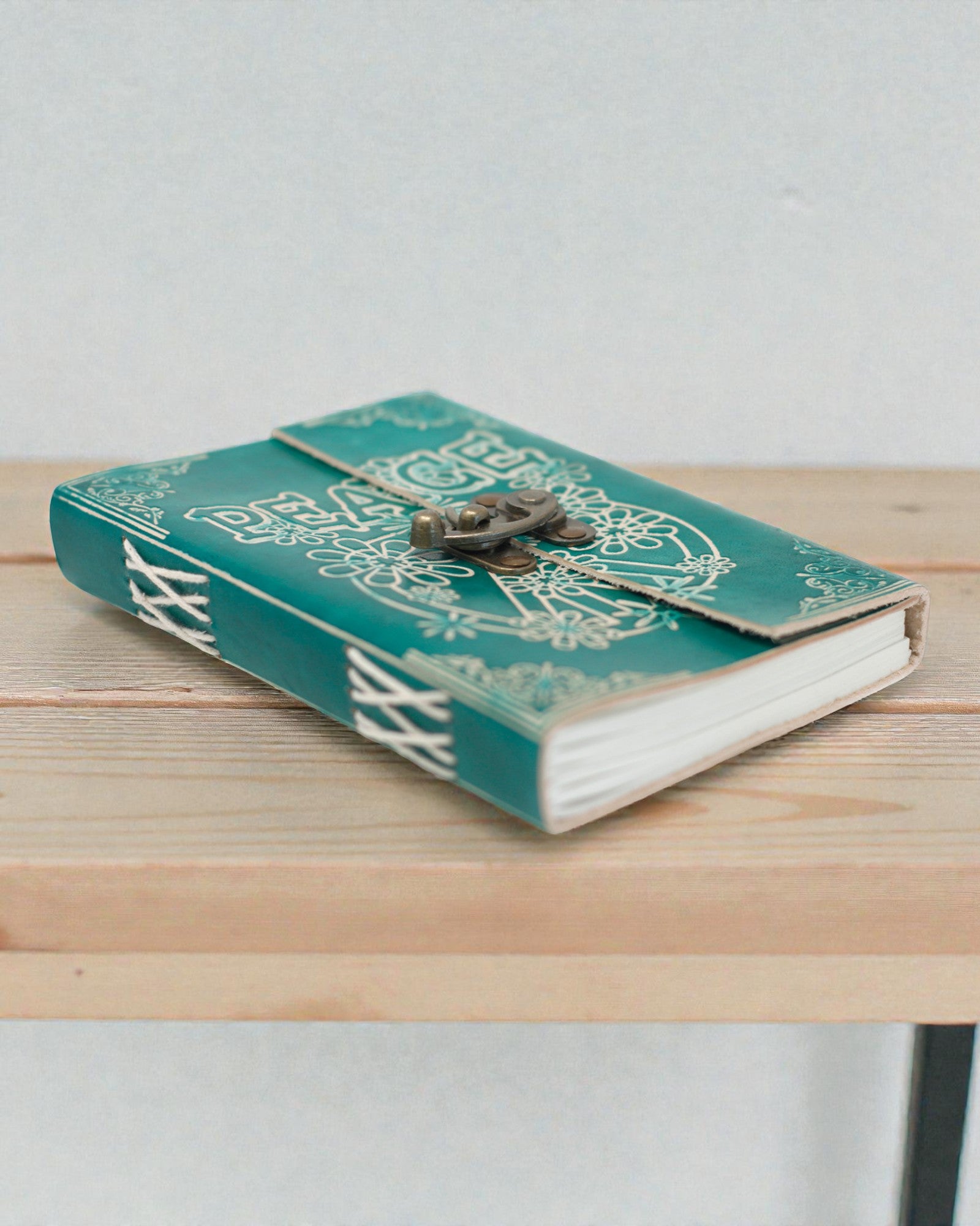 Caderno de notas em couro Green Peace com fecho (18x13 cm)