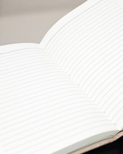 Caderno de Couro Pedras dos Chakras – Diário de Harmonia Decorado à Mão