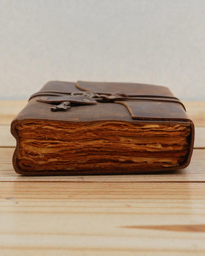 Caderno de Couro Oleado com Chave dos Segredos – Vintage Journal 13 × 18 cm