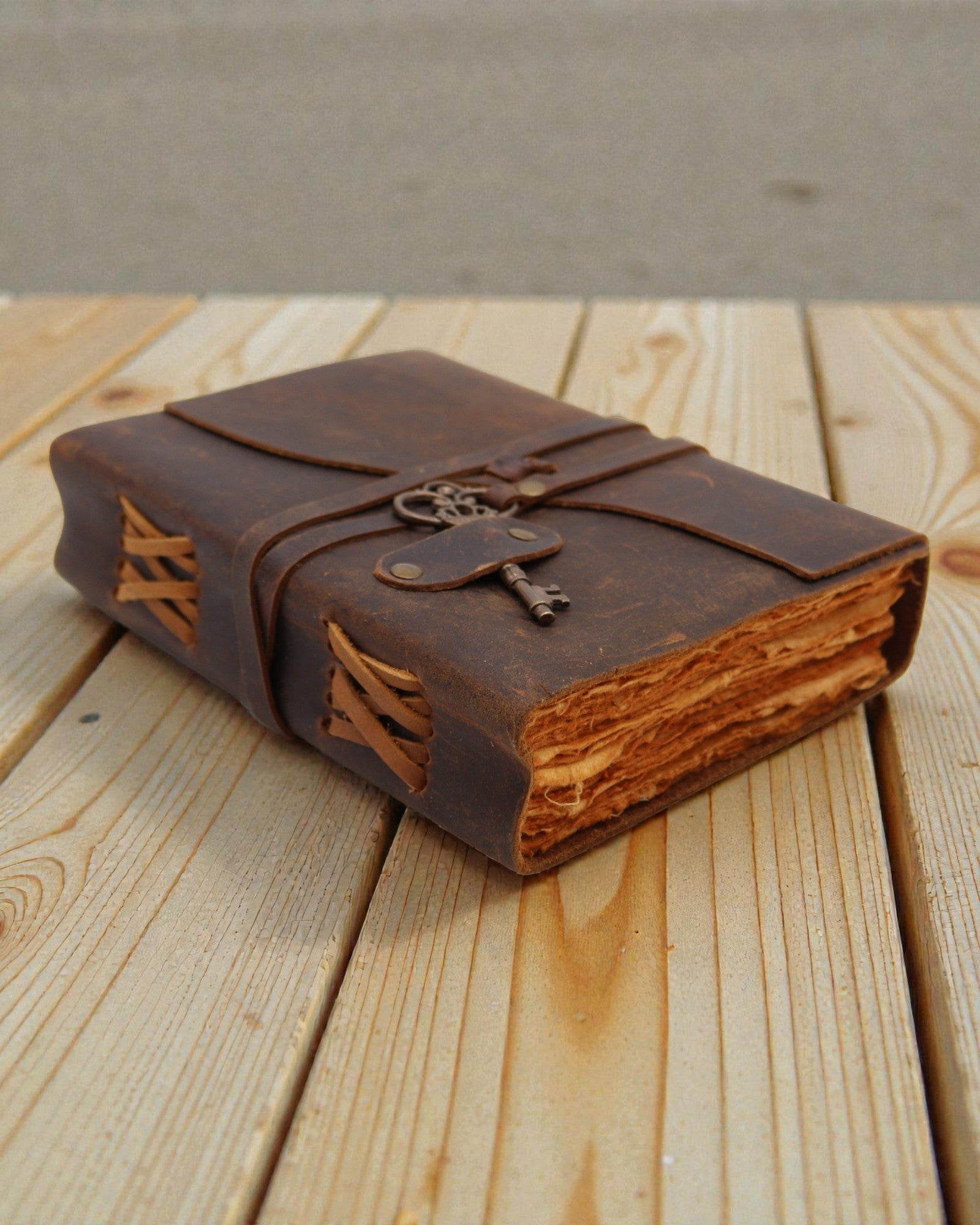 Caderno de Couro Oleado com Chave dos Segredos – Vintage Journal 13 × 18 cm