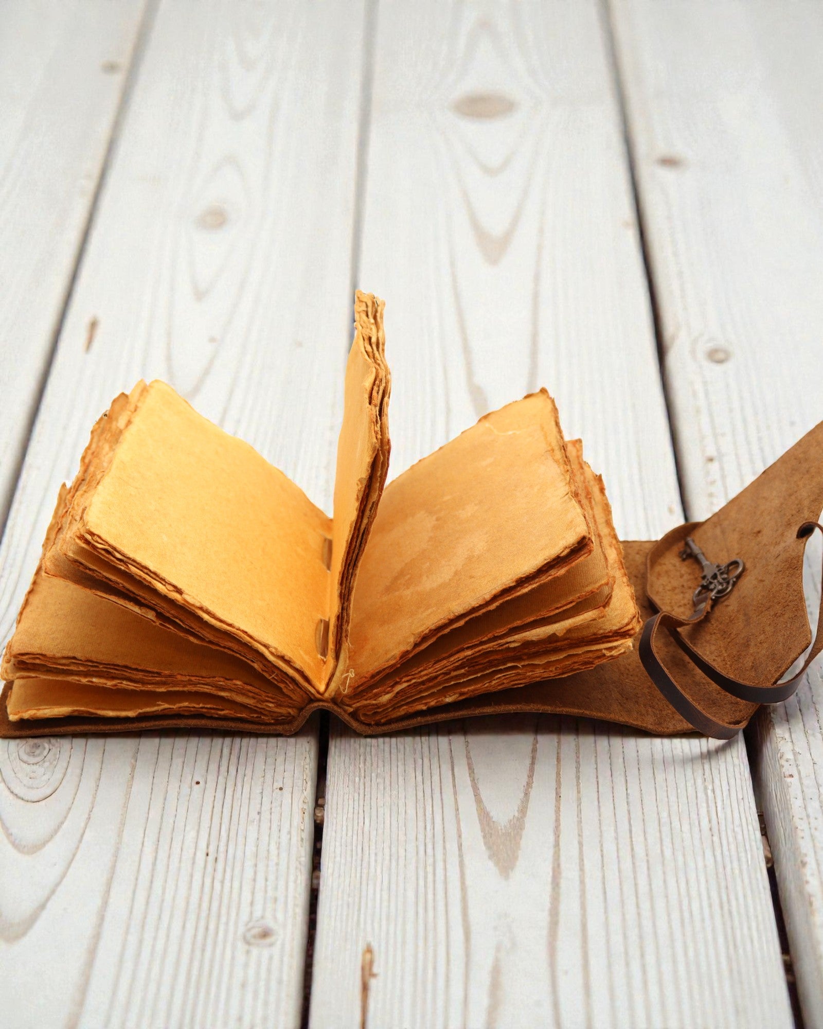 Caderno de Couro Oleado com Chave dos Segredos – Vintage Journal 13 × 18 cm