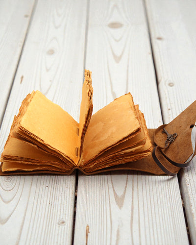 Caderno de Couro Oleado com Chave dos Segredos – Vintage Journal 13 × 18 cm