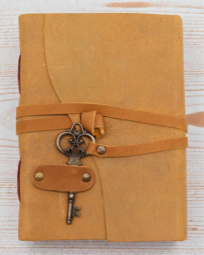 Caderno de Couro Claro Oleado com Chave Solis – Vintage Journal 13 × 18 cm