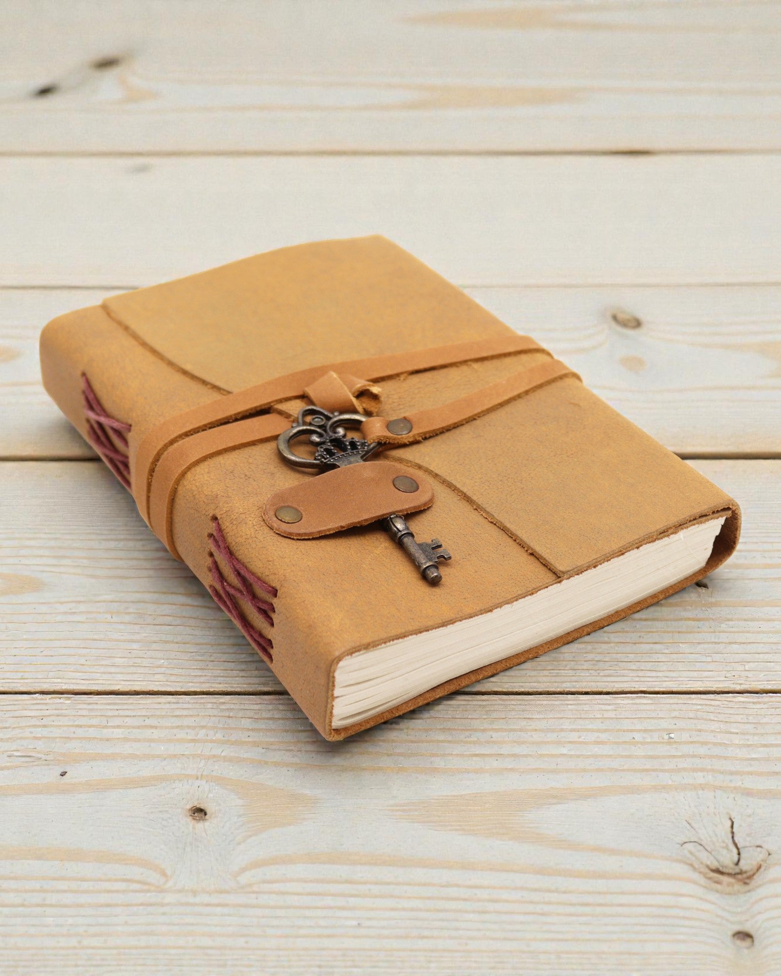 Caderno de Couro Claro Oleado com Chave Solis – Vintage Journal 13 × 18 cm