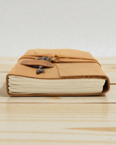 Caderno de Couro Claro Oleado com Chave Solis – Vintage Journal 13 × 18 cm