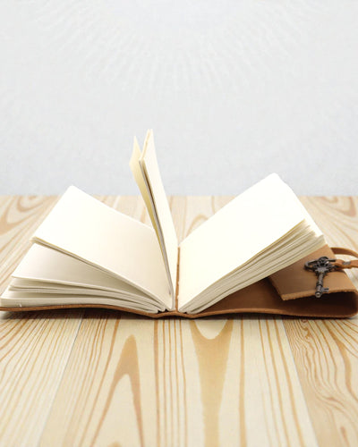 Caderno de Couro Claro Oleado com Chave Solis – Vintage Journal 13 × 18 cm