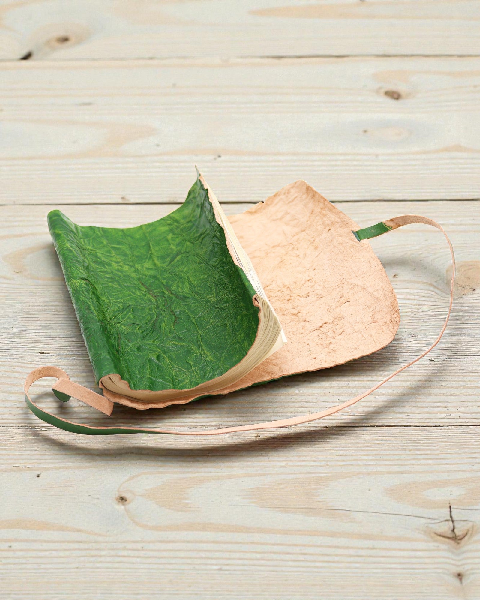 Caderno de Couro de Viagem Enrolável Nomad Green – 21 × 15 cm