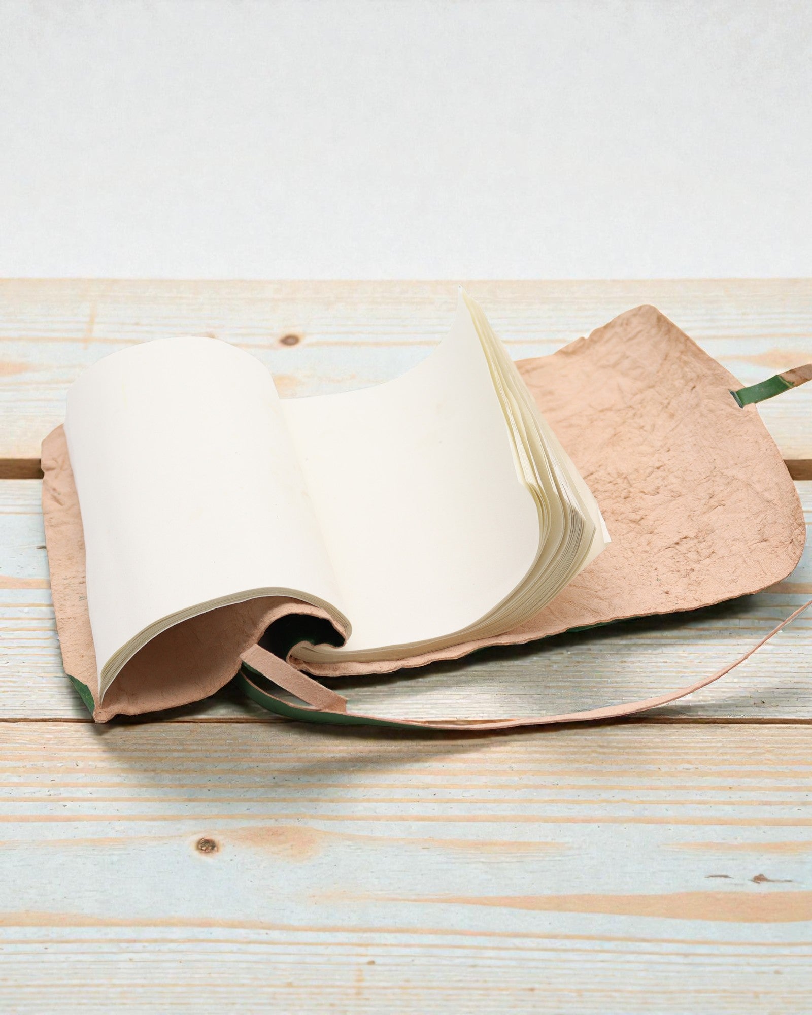 Caderno de Couro de Viagem Enrolável Nomad Green – 21 × 15 cm