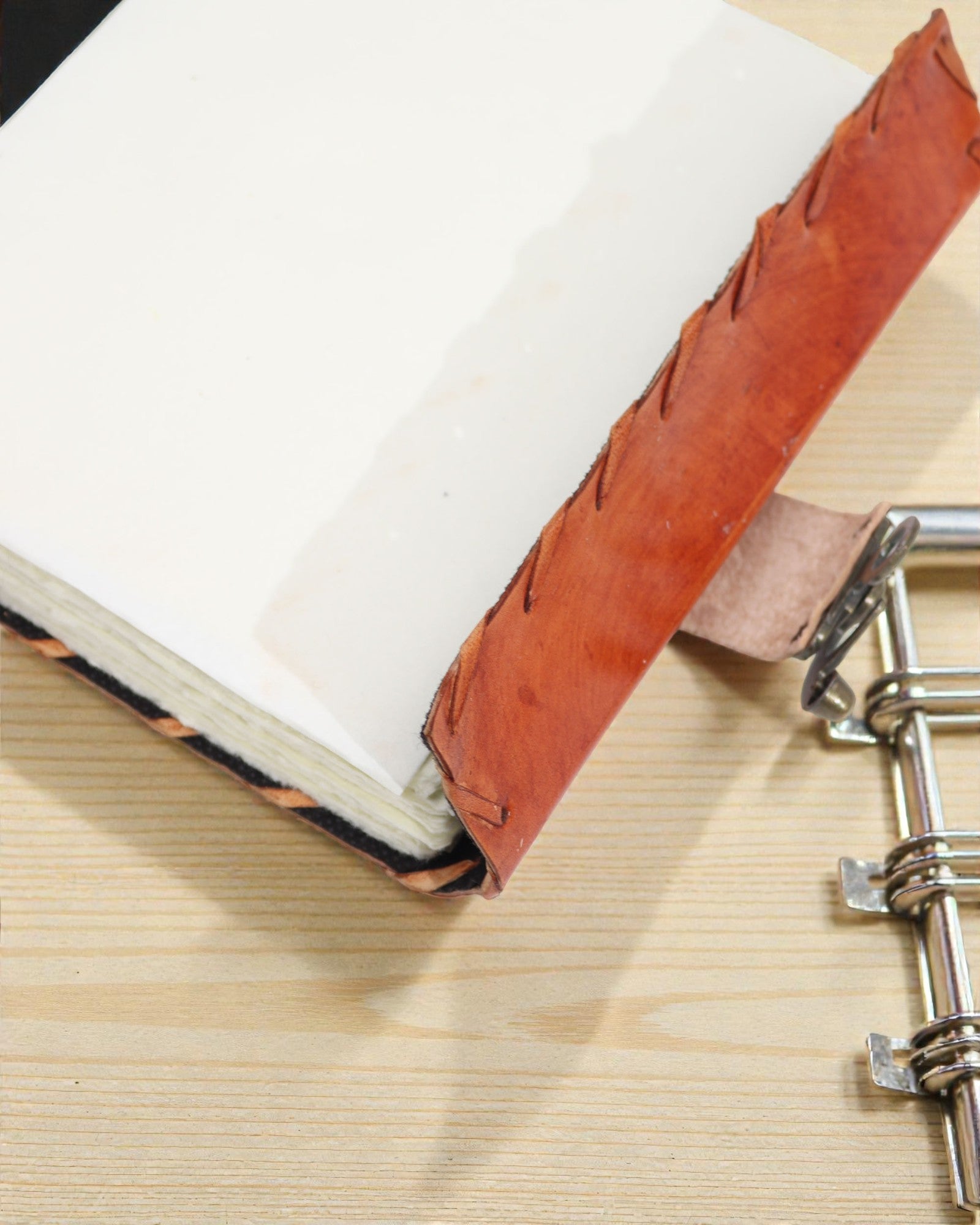 Solarius Guard – Caderno de Notas em Couro do Mau-Olhado com Costuras Manuais