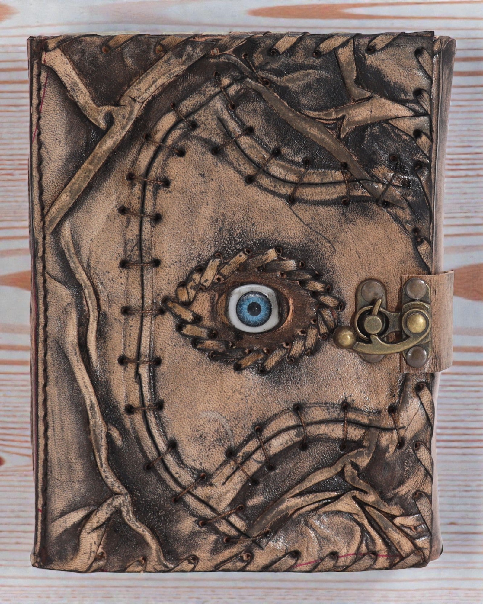 Caderno em Pele Castanha – Mau Olhado – 17 × 12,5 cm | 160 páginas, bordas envelhecidas