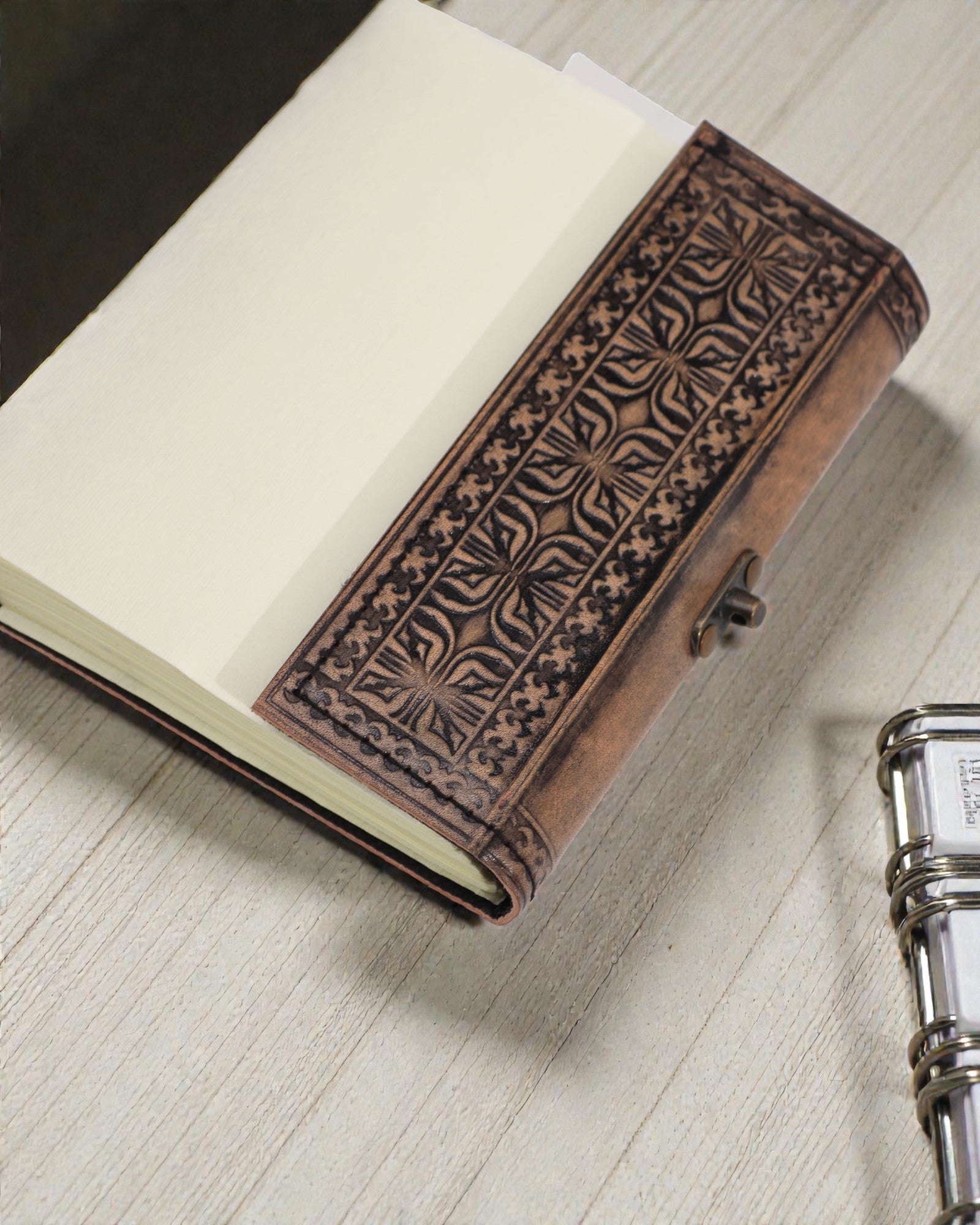 Caderno de Notas em Couro Hamsa Guardian – Diário Esotérico 17,5 × 12,5 cm