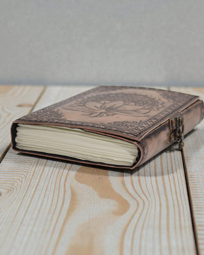Caderno de Notas em Couro Lotos Mandala Serenity – Diário Esotérico 17,5 × 12,5 cm