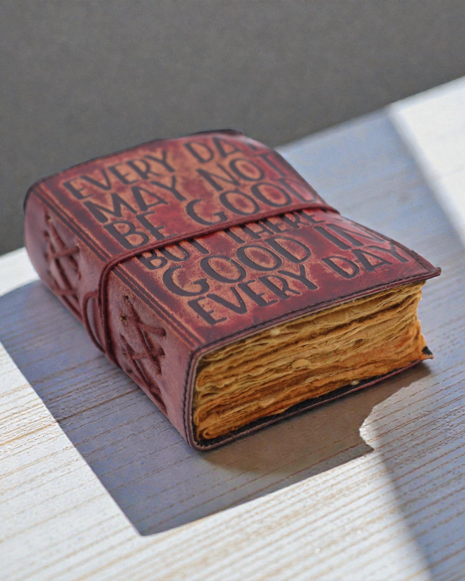 Caderno de couro grosso com borda irregular – Nem todos os dias podem ser bons (12.7 × 8.9 cm)
