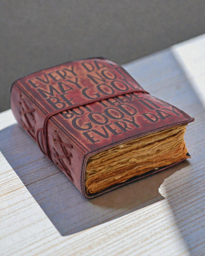Caderno de couro grosso com borda irregular – Nem todos os dias podem ser bons (12.7 × 8.9 cm)