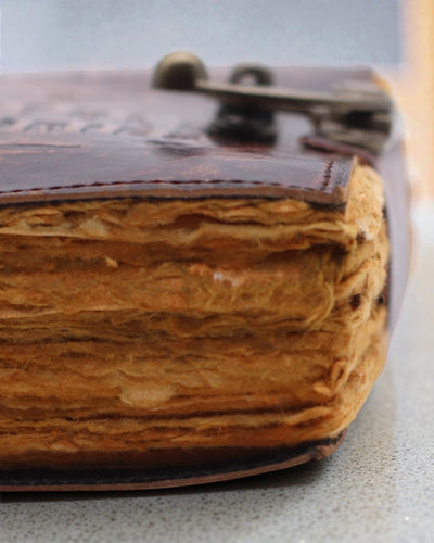 Antiqua Stories – caderno de notas em pele com folhas envelhecidas 15 × 10 cm, As Notas de Histórias por Contar