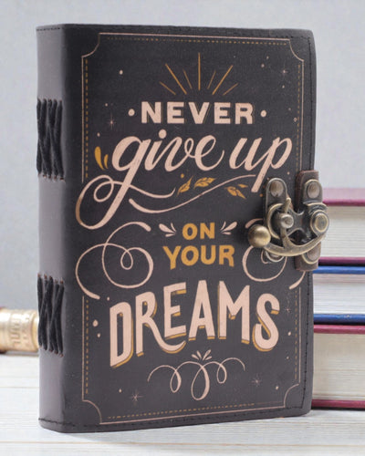 Caderno de Notas Motivacional em Couro Never Give Up On Your Dreams – 17,8 × 12,7 cm