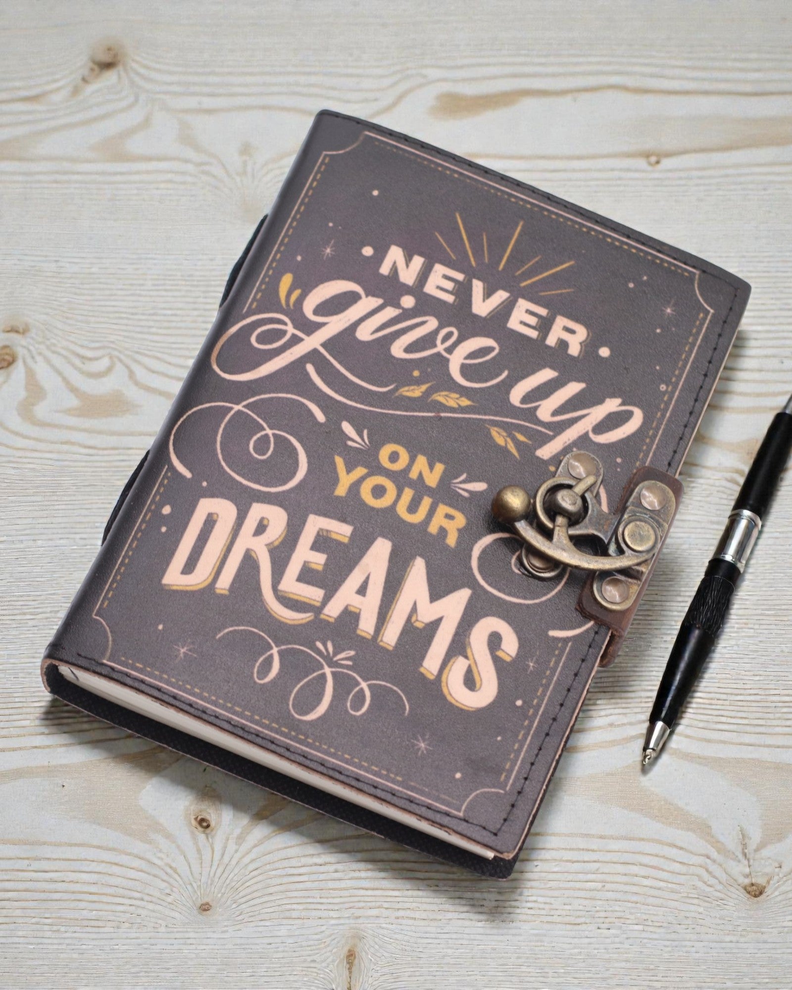 Caderno de Notas Motivacional em Couro Never Give Up On Your Dreams – 17,8 × 12,7 cm