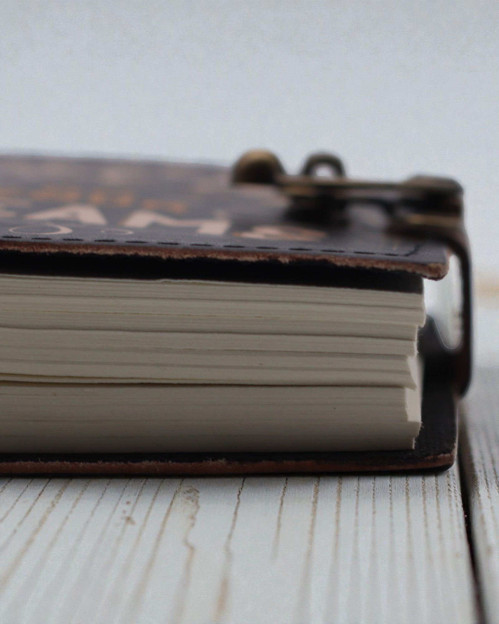 Caderno de Notas Motivacional em Couro Never Give Up On Your Dreams – 17,8 × 12,7 cm