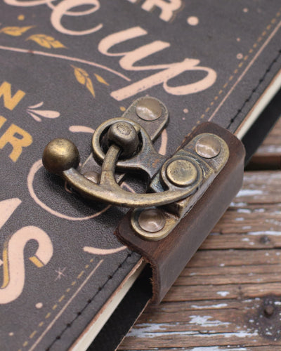 Caderno de Notas Motivacional em Couro Never Give Up On Your Dreams – 17,8 × 12,7 cm