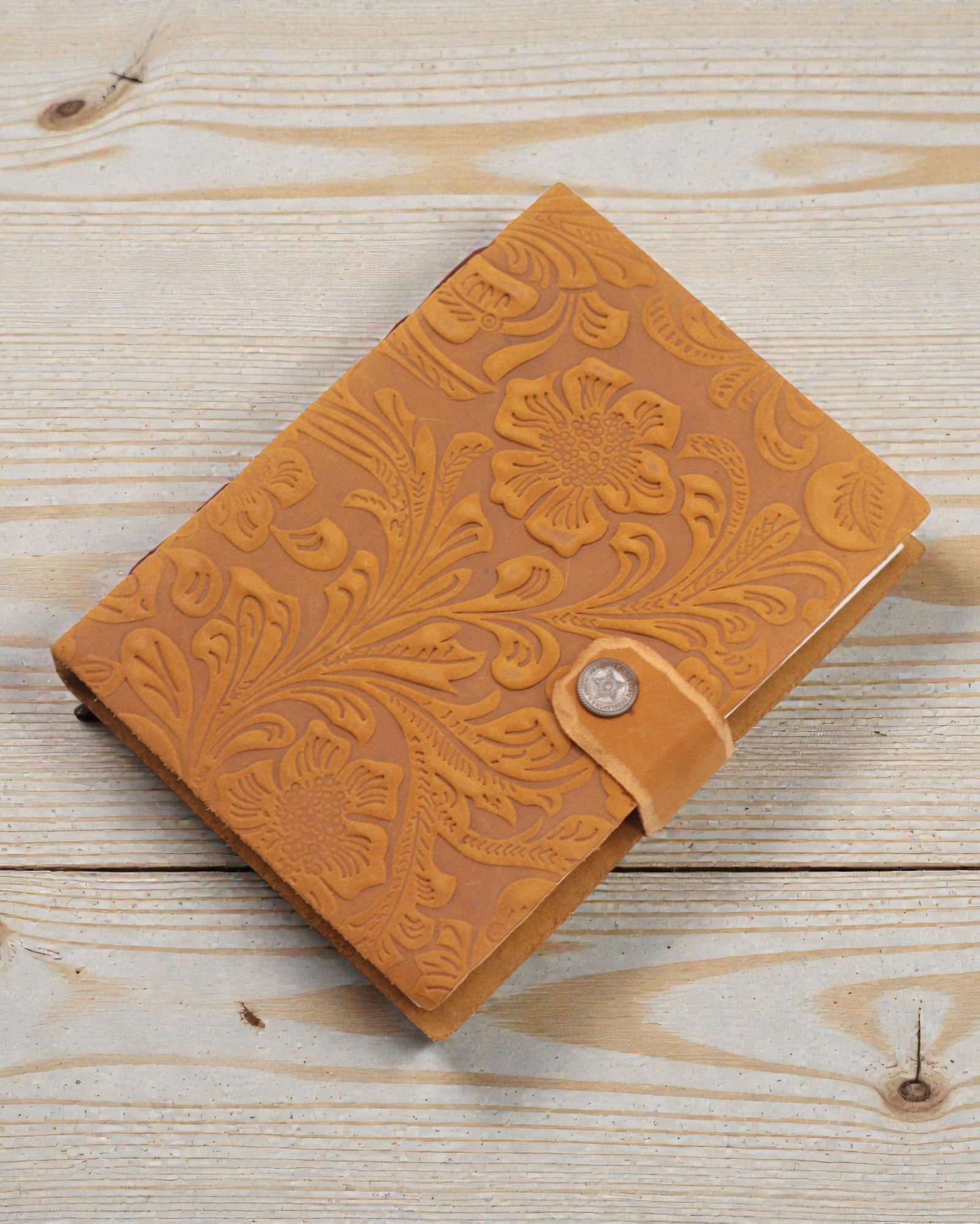 Caderno de couro em relevo – Padrão floral castanho-claro – 17.8×12.7 cm