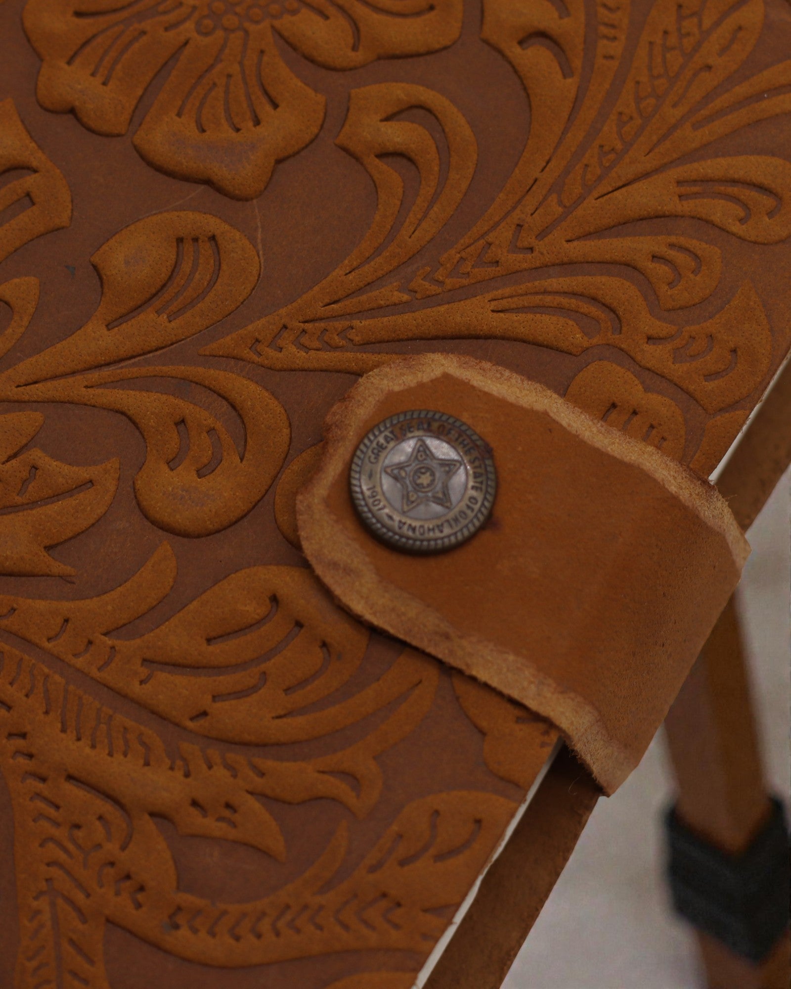 Caderno de couro em relevo – Padrão floral castanho-claro – 17.8×12.7 cm