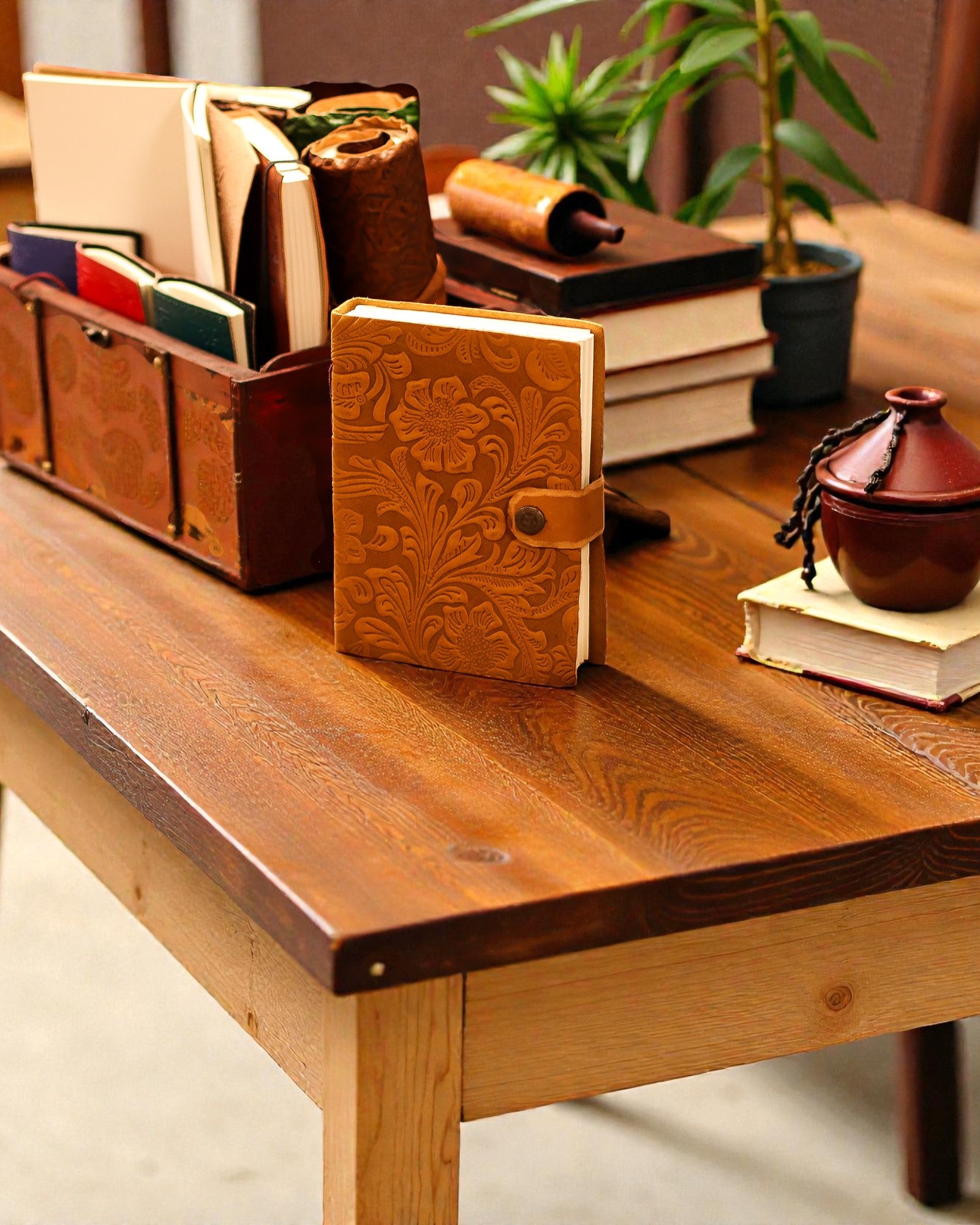 Caderno de couro em relevo – Padrão floral castanho-claro – 17.8×12.7 cm