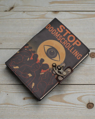 Caderno em Pele com Estampado – Stop Doomscrolling (17,8 × 12,7 cm)