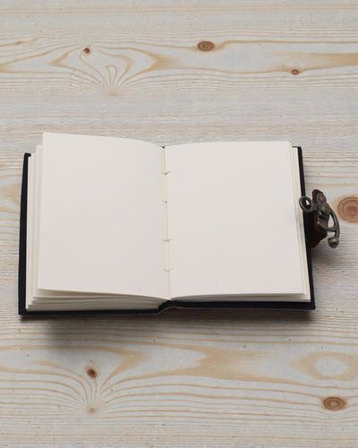 Caderno em Pele com Estampado – Stop Doomscrolling (17,8 × 12,7 cm)