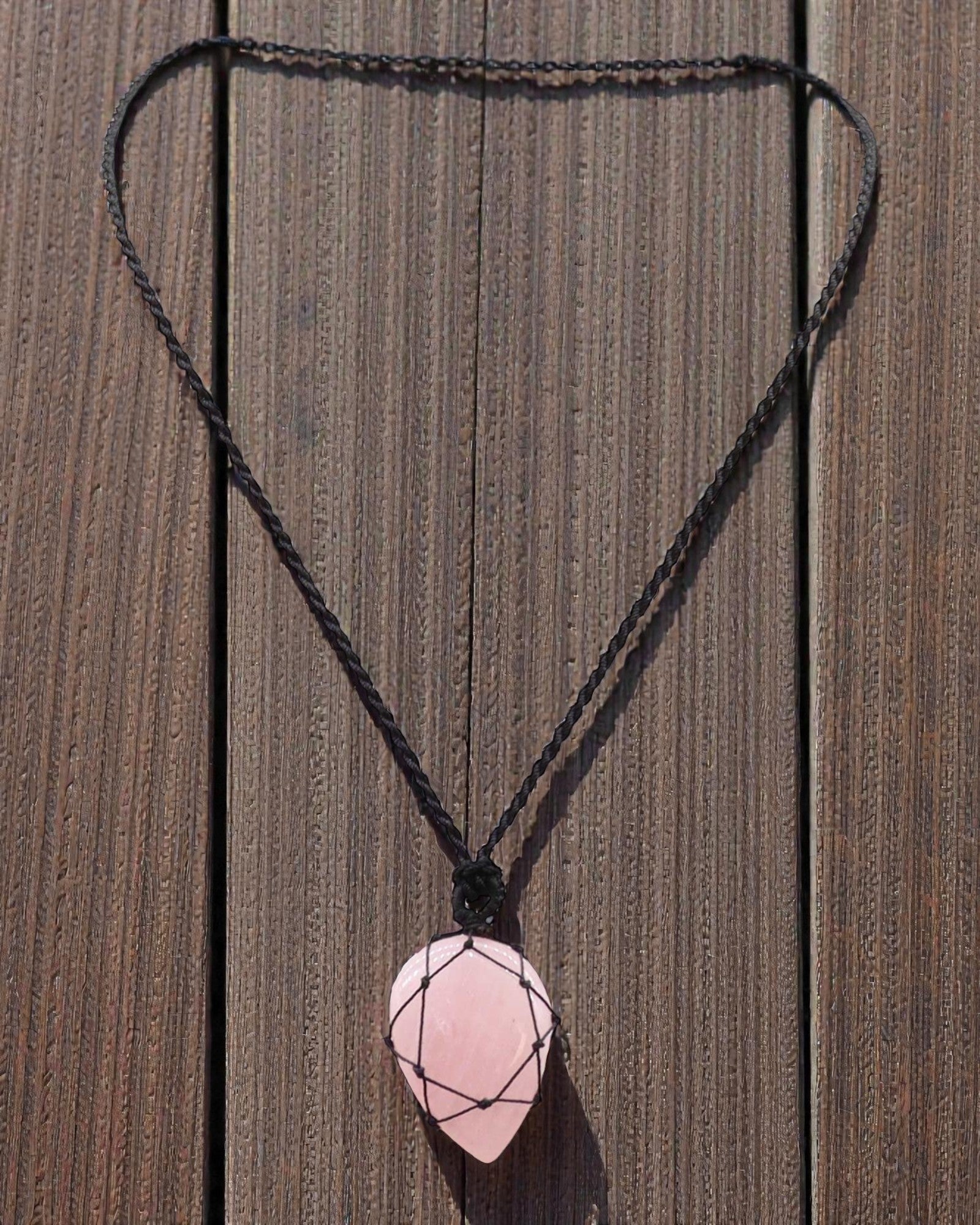 Lágrima de Amor – Colar de Macramé com Quartzo Rosa