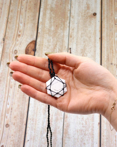 Equilíbrio Branco – Colar de Macramé com Howlite Branca