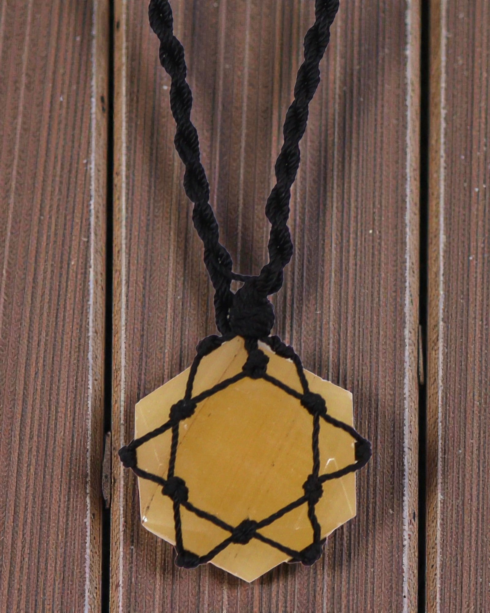 Hexágono do Sol – Colar de Macramé com Quartzo Amarelo