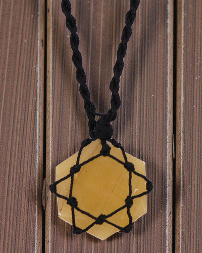 Hexágono do Sol – Colar de Macramé com Quartzo Amarelo