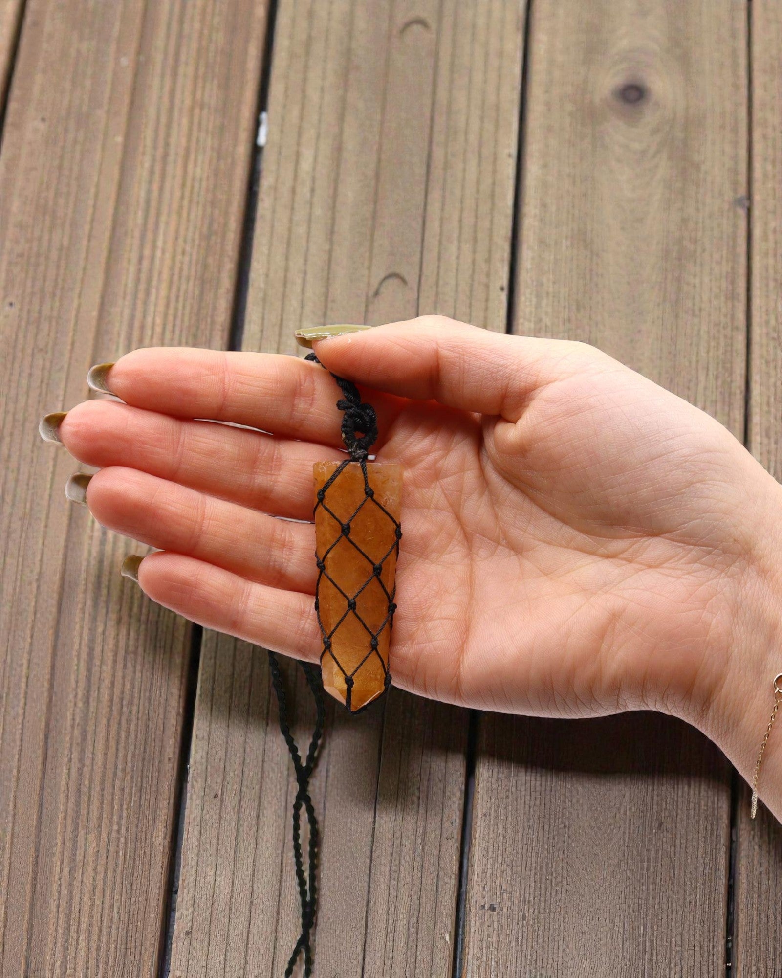 Impulso Dourado – Colar de Macramé com Quartzo Dourado em Ponta