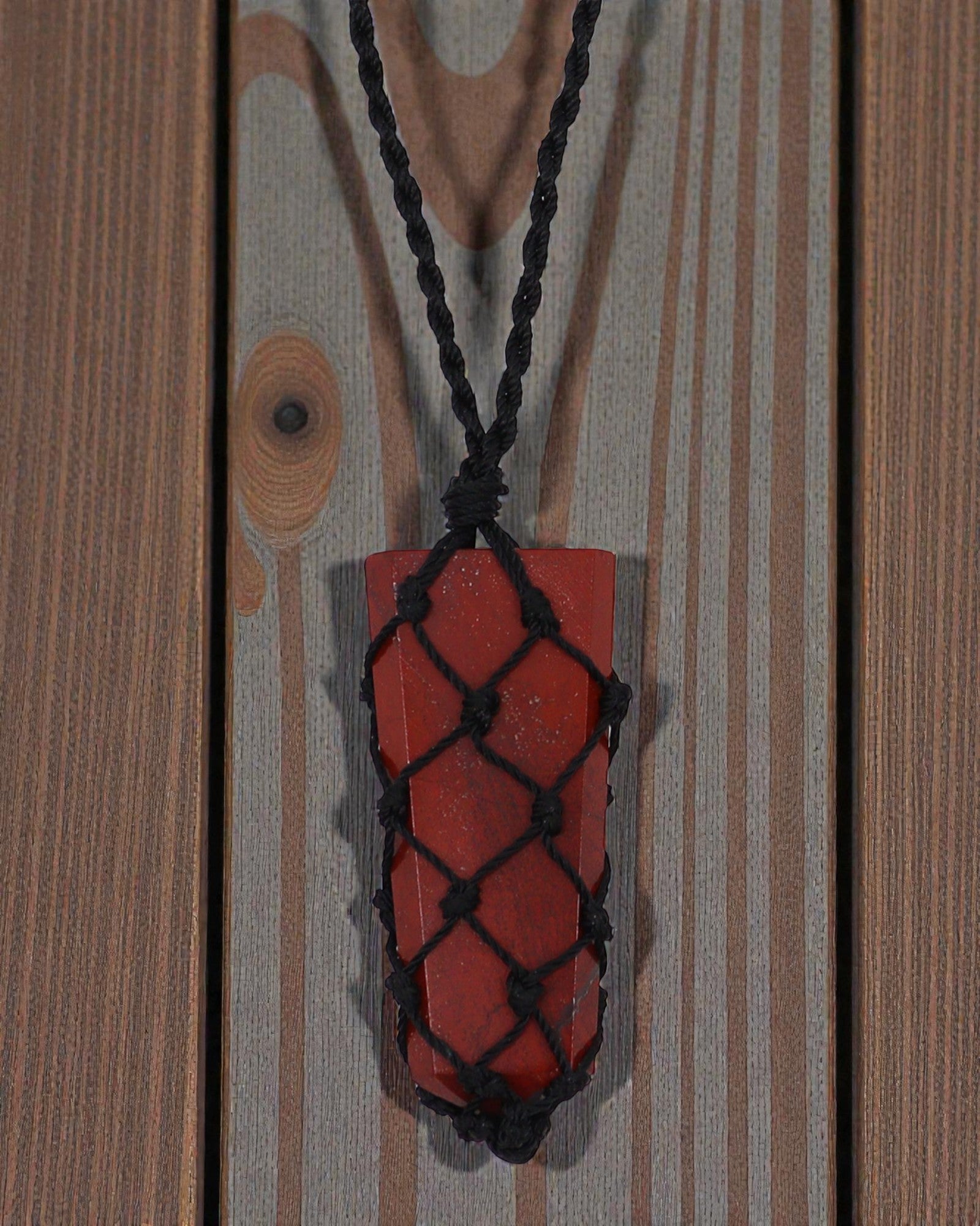 Poder Escarlate – Colar de Macramé com Jaspe Vermelho em Ponta