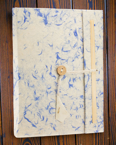 Nuvem de Algodão Azul – caderno Lokta grande com algodão azul 21 × 15 cm, 45 folhas