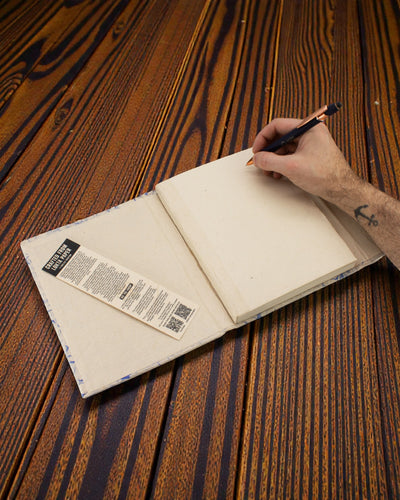 Nuvem de Algodão Azul – caderno Lokta grande com algodão azul 21 × 15 cm, 45 folhas