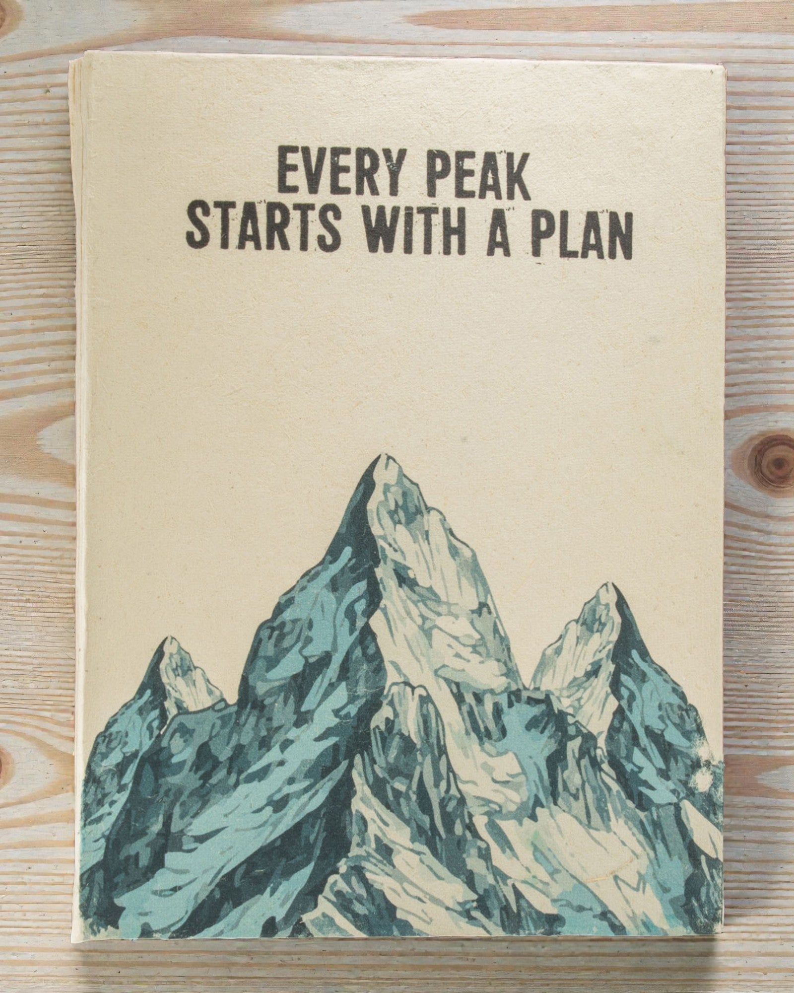 Caderno Grande Lokta Mountain Path – Every Peak Starts with a Plan (45 folhas, 21 x 15 cm)