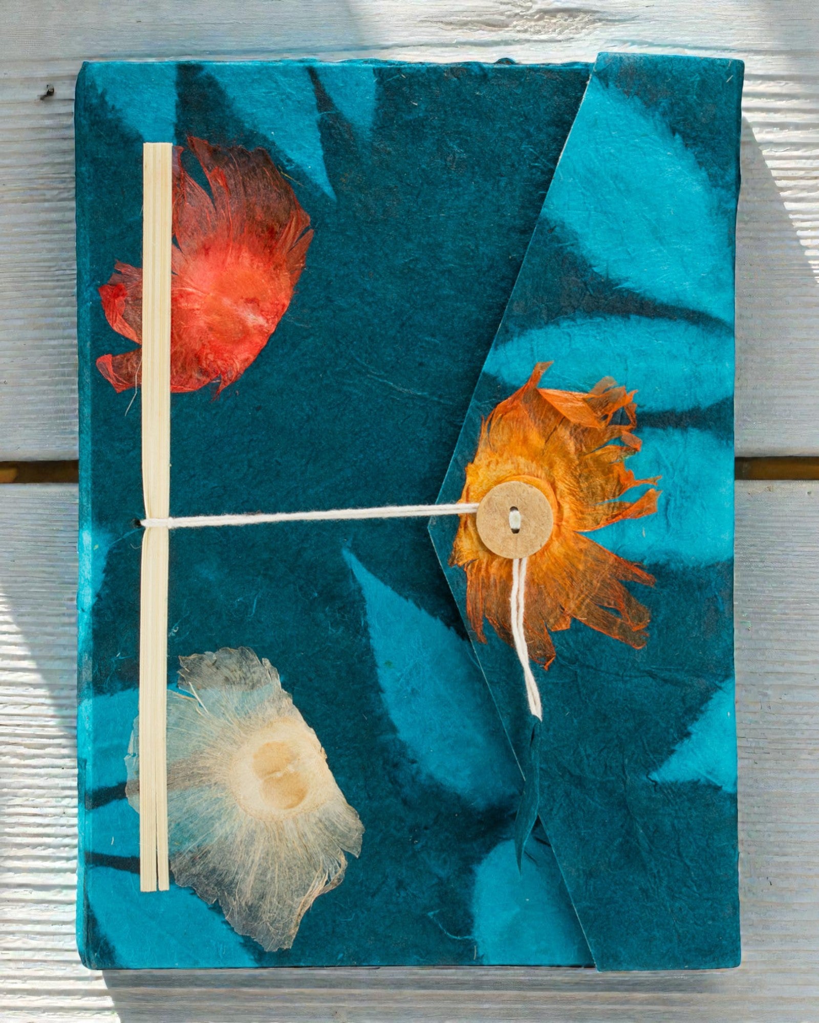 Caderno Lokta Grande Flores Ousadas – Azul-marinho (45 folhas, 21 x 15 cm)