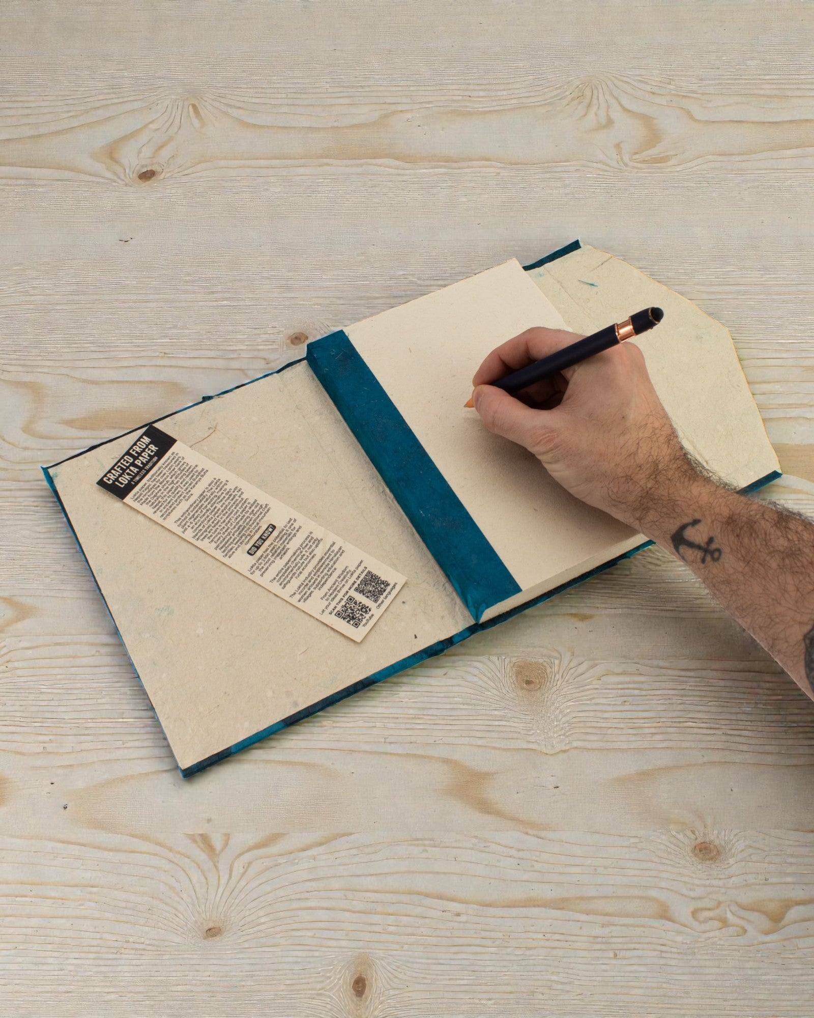 Caderno Lokta Grande Flores Ousadas – Azul-marinho (45 folhas, 21 x 15 cm)